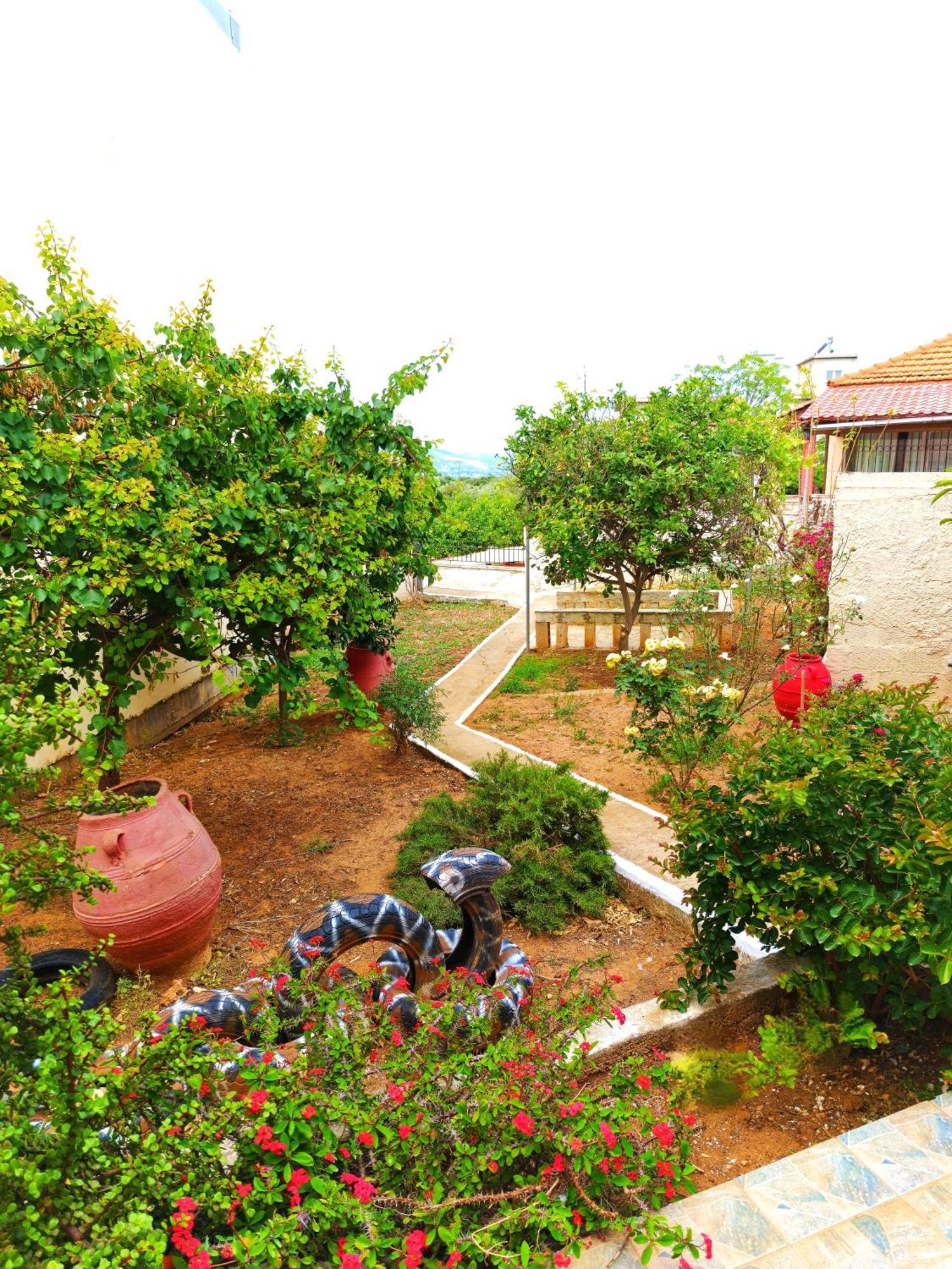 Village House With A Nice Garden Stérnai 客房 照片